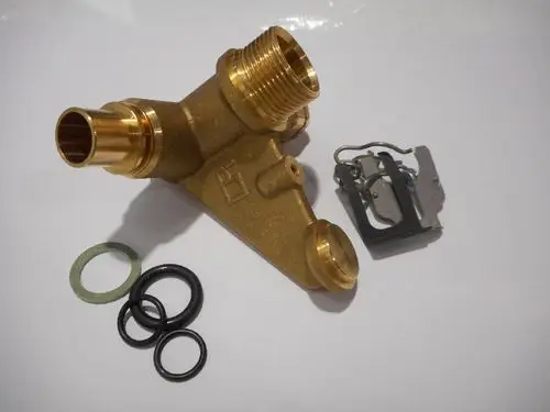 Hydroblock-Komponente von Remeha in Messingfarbe mit verschiedenen Dichtungen und einem Sicherheitsschnapper, auf neutralem Hintergrund abgebildet.